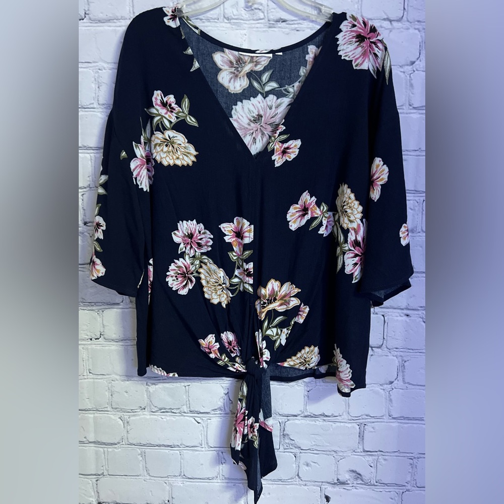 Navy With Colored Flowers V-Neck Tie Bottom Short Sleeve Blouse Size Medium